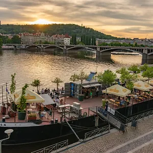 Апартаменты Cozy At Main Station, Прага